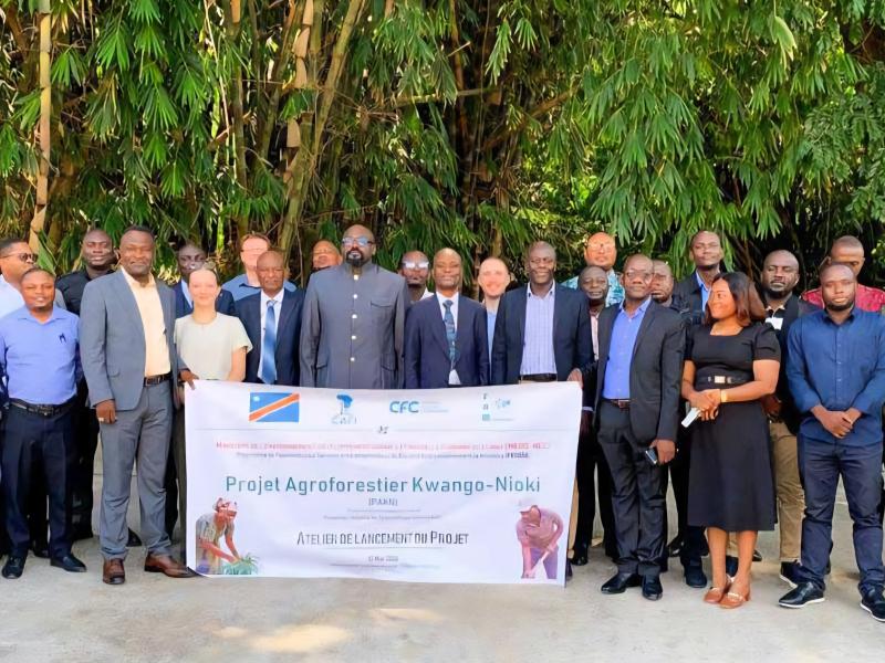 Jean Marie Bolika chef du projet agroforestier « Kwango-Nioki » et son équipe lors de son lancement