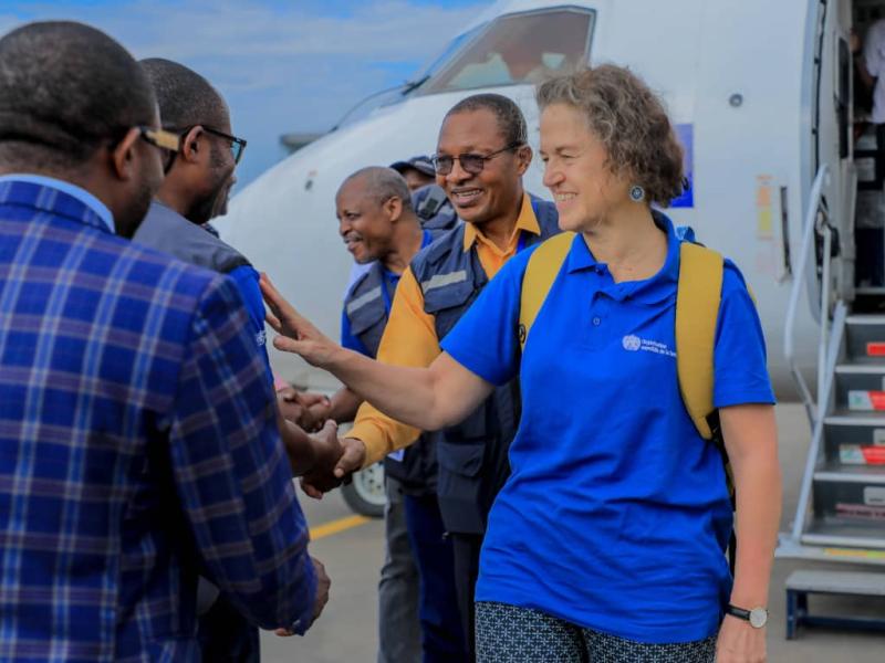 Anne Anicia, Représentante intérimaire de l’OMS et sa délégation au pied de l'avion sur le tarmac de l'aéroport de Bunia