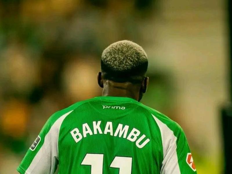 Cédric Bakambu sous les couleurs du Réal Betis. [Vue de dos]