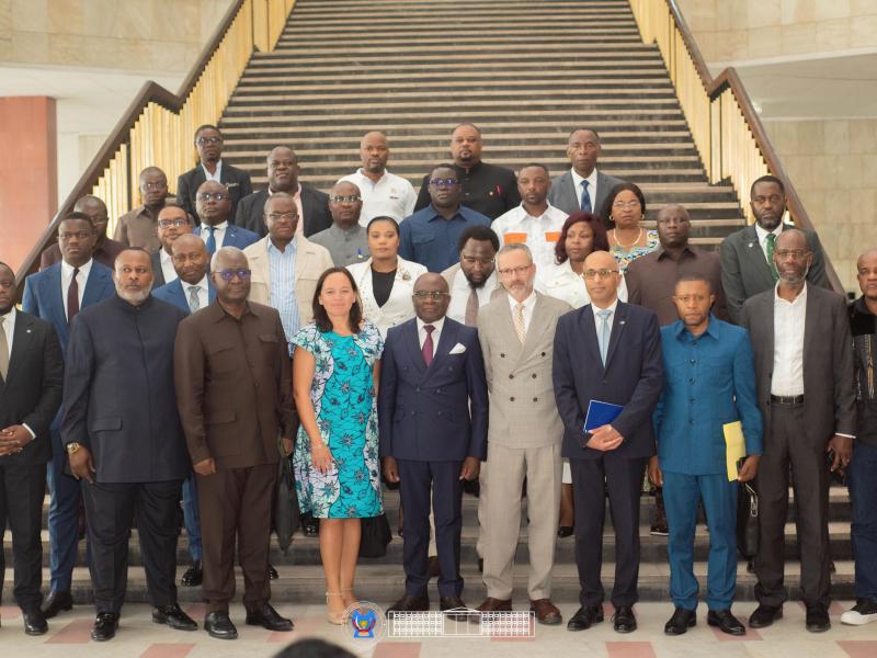La délégation européenne et les parlementaires congolais à l'issue d'une réunion stratégique à Kinshasa, mardi 12 mai 2026