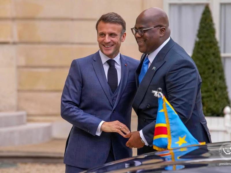 Accolade entre Emmanuel Macron et Félix Tshisekedi en marge d’une rencontre diplomatique [photo d’illustration]