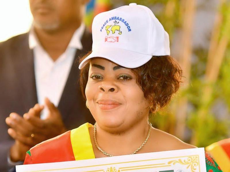 Un diplôme d’ambassadrice universelle de la paix décerné à Mireille Mapendo Kasahene, par le RAUP