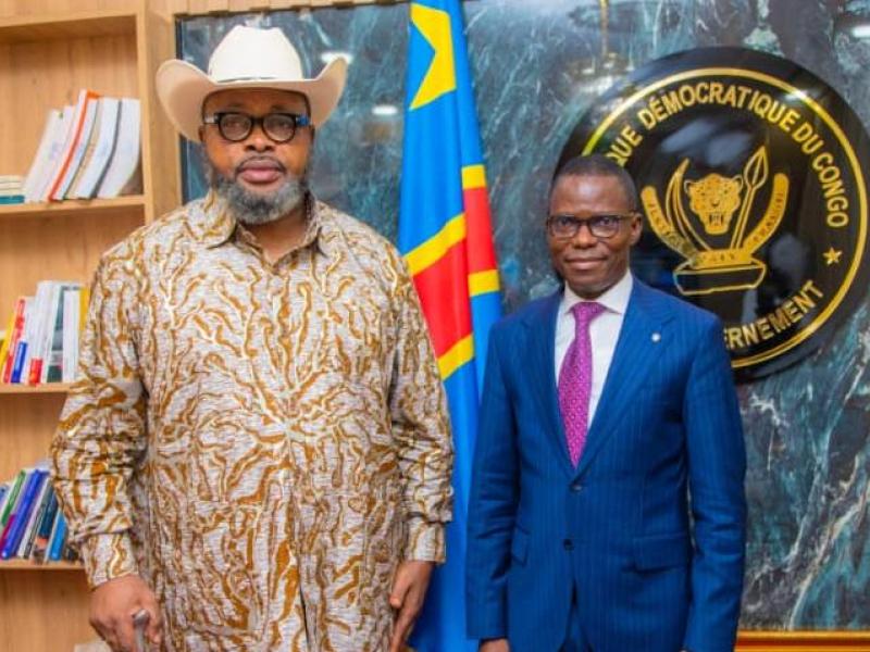 Le Ministre délégué Eliezer Ntambwe et Denis Kambayi, président de la synergie des notables du Grand Kasaï, mardi 12 mai 2026