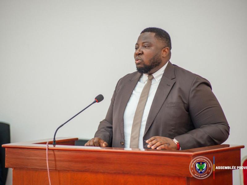 Alain Tshilungu, ministre provincial des Infrastructures, devant l’Assemblée provinciale de Kinshasa