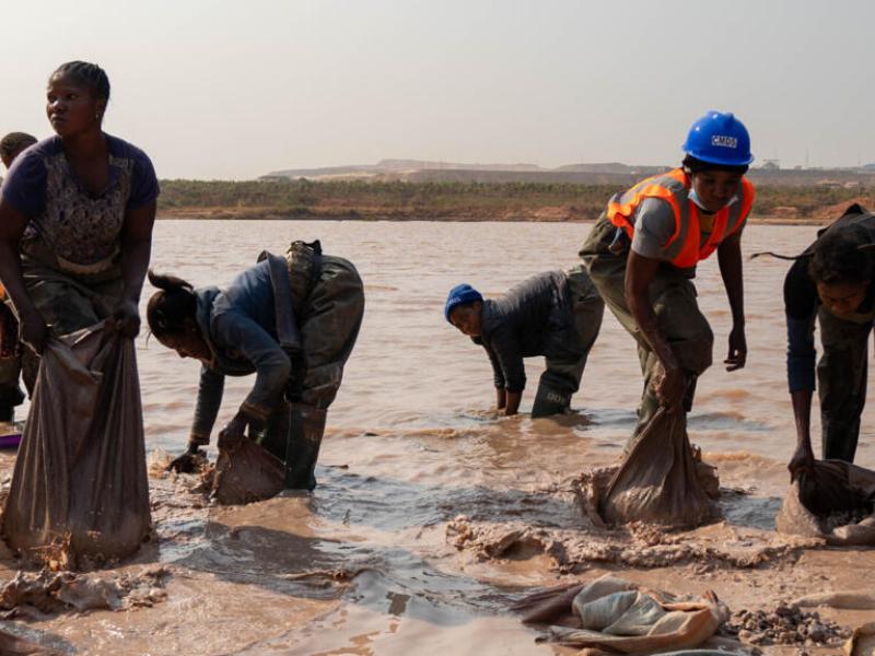 Des femmes lavent du minerai dans la mine artisanale de cuivre et de cobalt de Kamilombe, près de la ville de Kolwezi, dans le sud-est de la RDC [photo d’illustration]