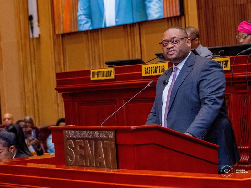 Le ministre des Finances Doudou Fwamba lors d'une séance plénière au Sénat de la RDC