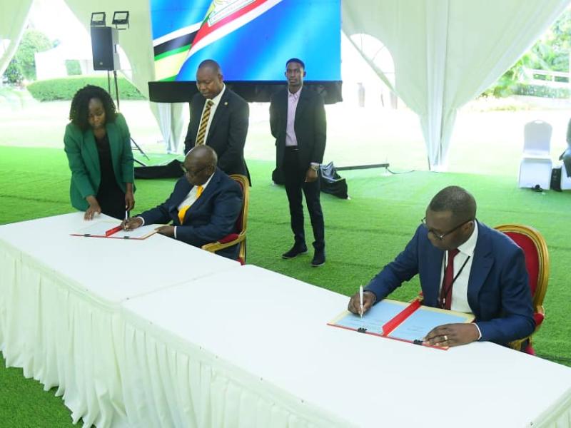 Le ministre congolais du commerce extérieur Julien Paluku et son homologue ougandais lors de la signature de deux mémorandums d'attente sur le commerce extérieur