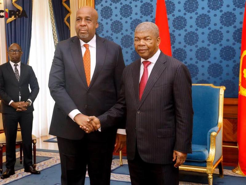 Le ministre des Ressources hydrauliques et de l’Électricité Molendo Sakombi et le Président angolais João Lourenço [photo d'illustration]