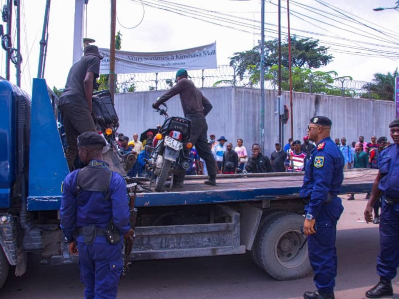 *Kinshasa : des véhicules et taxi-motos envoyés à la fourrière lors d’une opération contre les parkings illégaux à Gombe*  Par Don Benjamin Makolo  Des véhicules et plusieurs taxi-motos stationnés dans des parkings illégaux dans la commune de Gombe ont été conduits à la fourrière ce vendredi 15 mai 2026, dans le cadre d’une opération visant à fluidifier la circulation dans cette partie de la capitale congolaise.  Selon un communiqué du Commissariat prov
