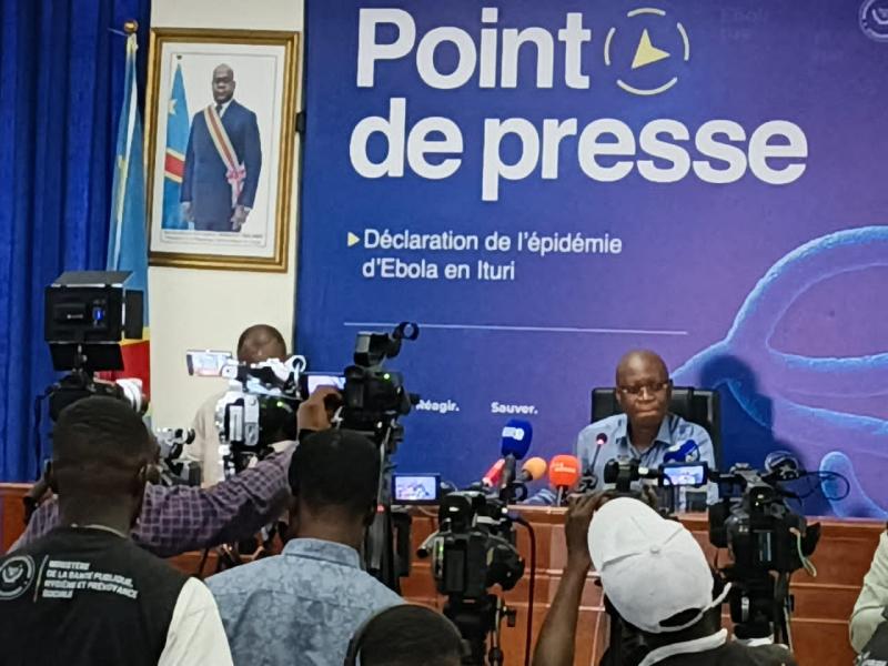 Le ministre Samuel Roger Kamba lors d’une conférence de presse sur la 17ème résurgence d’Ebola en RDC