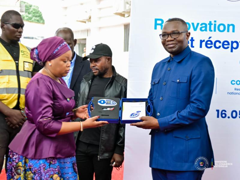 Le ministre du Commerce extérieur, Julien Paluku Kahongya, remet un kit d'appareils de contrôle et de mesure de conformité à la DG de l'OCC, Christelle Muabilu [photo d'illustration]