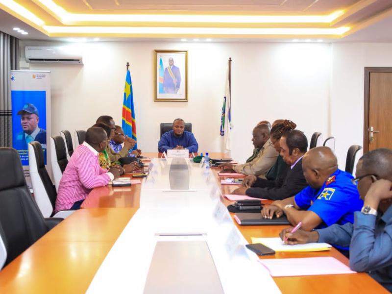 Le Gouverneur Daniel Bumba et le comité provincial de sécurité dans une réunion [photo d'illustration]