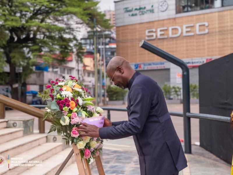 Le VPM en charge de la Défense, Guy Kabombo Muadiamvita, déposant une gerbe de fleurs à l'occasion de la journée nationale des FARDC