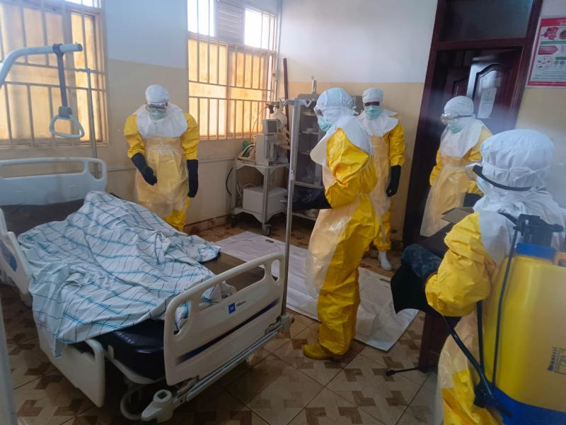 Les agents de la Croix-Rouge/RDC en pleine opération d'enterrement Digne et Sécurisé de l'Hôpital général de Bunia en Ituri