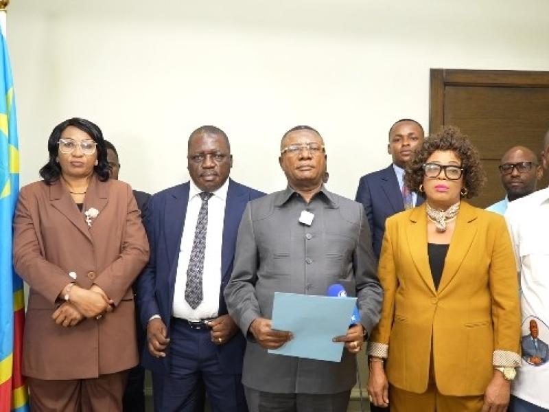 Quelques députés nationaux et sénateurs, de l'AFDC-A loyaux au Président de la République, Félix Tshisekedi, lisant une déclaration à
