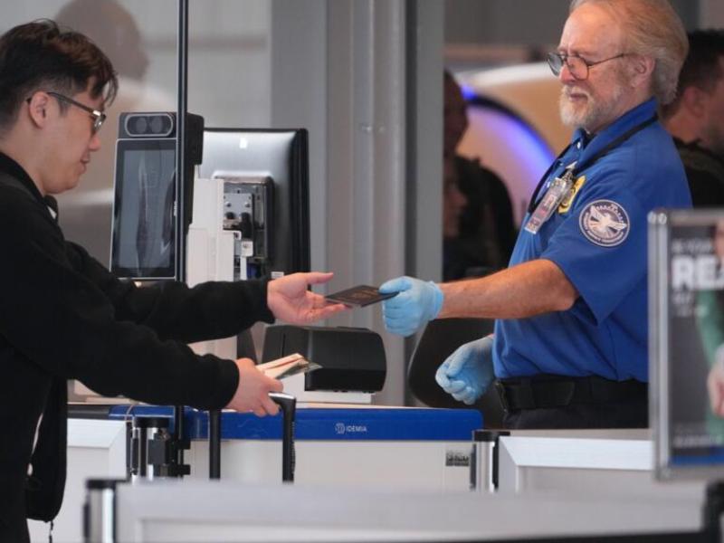 Un membre de l'Agence américaine de sécurité des transports contrôle un passeport à l'aéroport de Pittsburgh, aux États-Unis [photo d'illustration]