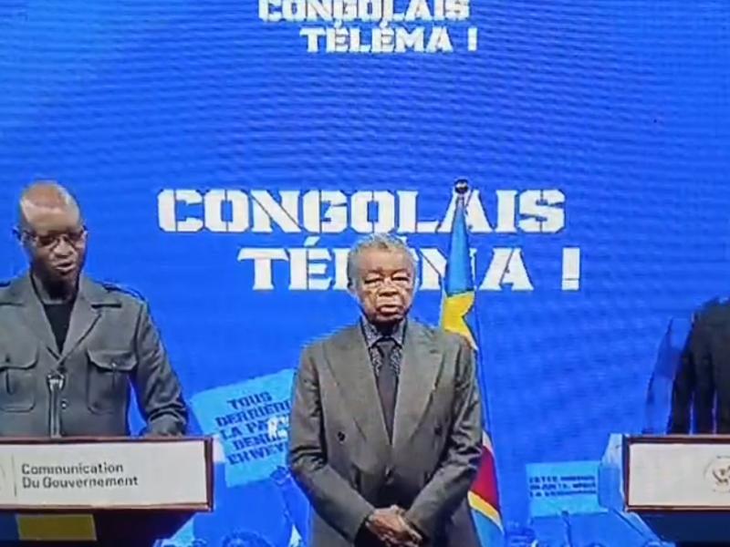 Docteur Jean-Jacques Muyembe Tafum, directeur général de l'INRB, entouré des ministres de la communication et celui de la santé