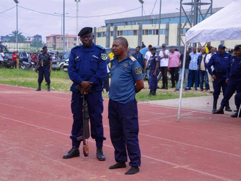 Un policier déféré devant l'auditorat pour avoir abandonné son arme dans un débit de boisson à Kinshasa