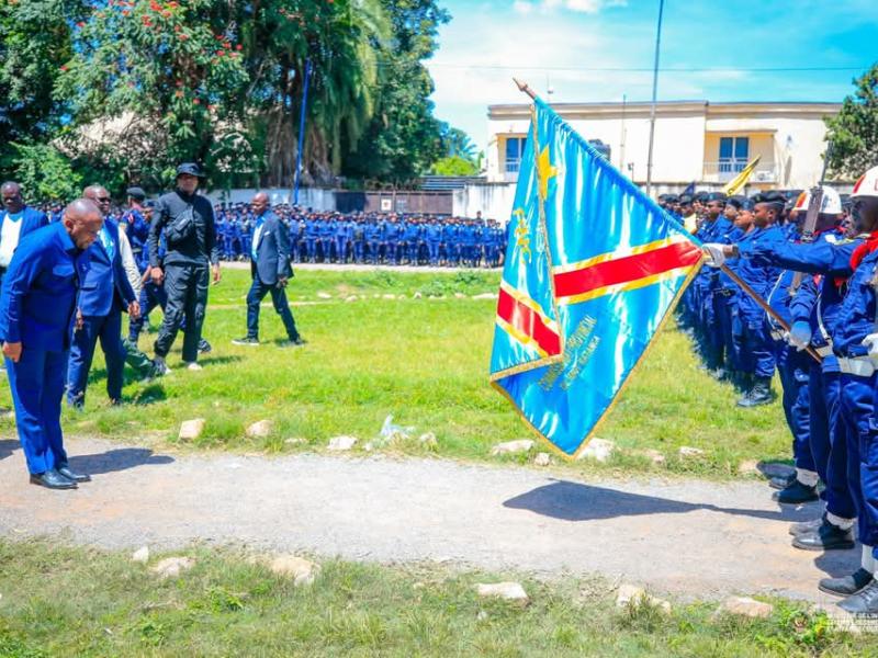 Le VPM en charge de l'Intérieur Jacquemain Shabani Lukoo passant en revue les troupes de la PNC