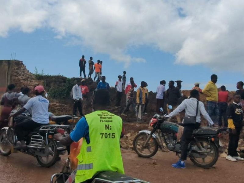 Vive emotion après l’effondrement d’une partie du mur du stade municipal de Beni ayant causé la mort de deux écolières