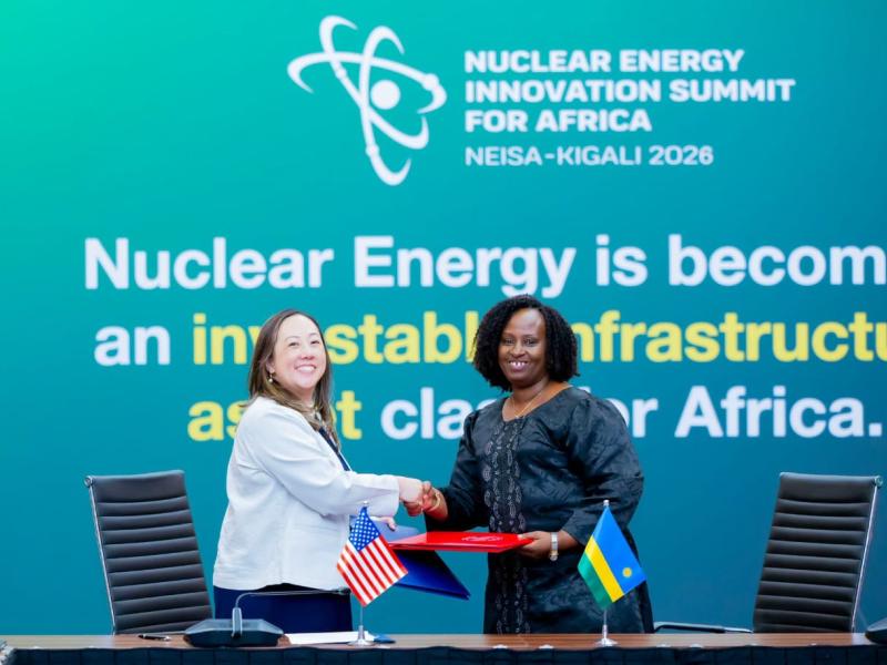 L’accord entre les USA et le Rwanda dans le domaine du nucléaire civil signé par la ministre d’État rwandaise Usta Kayitesi et par Renee Sonderman