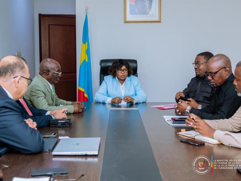 Angèle Bangasa, ministre délégué près le ministre de l'Urbanisme et Habitat en charge de la Politique de la ville, s'entretenant avec la délégation d’investisseurs et de constructeurs internationaux