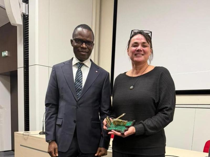 Le ministre délégué Eliezer Ntambwe et Sandrine Perrot, chercheuse française en Sciences Politiques, lundi 18 mai 2026 à Paris