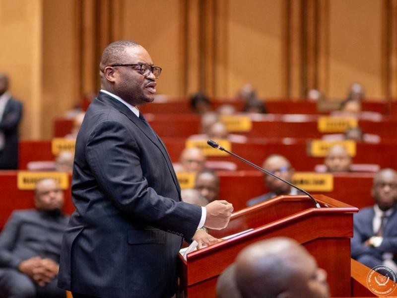 Le ministre des Finances,  Doudou Fwamba Likunde Li-Botayi répondant aux questions des sénateurs de la RDC