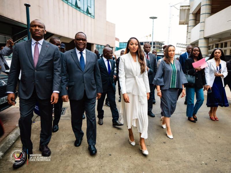 La ministre de la jeunesse Grâce Kutino, vêtue de blanc au milieu de la photo
