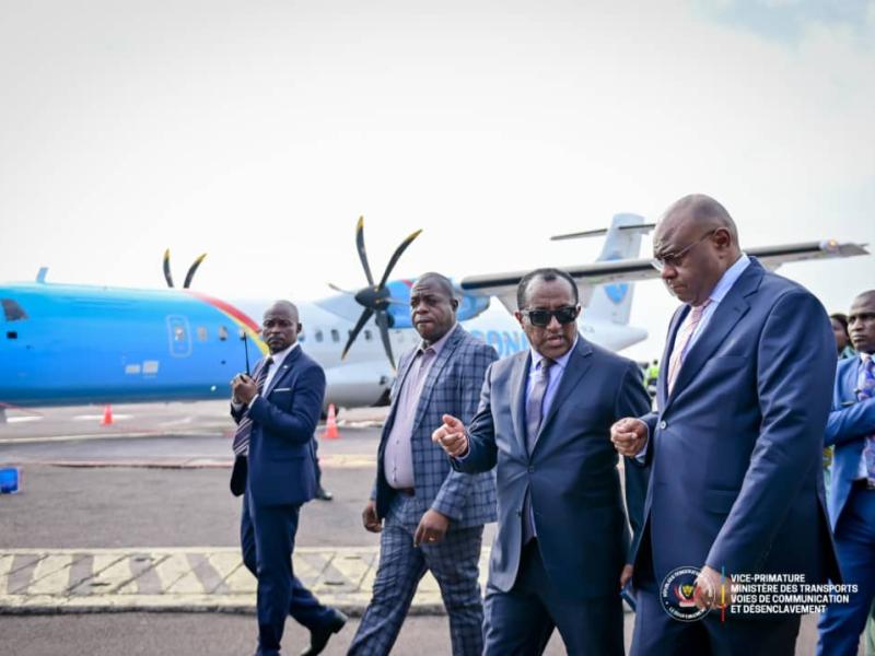 Le VPM des Transports Jean-Pierre Bemba Gombo et la délégation de Air Congo, lors de la réception du nouvel aéronef à l'aéroport de N'Djili