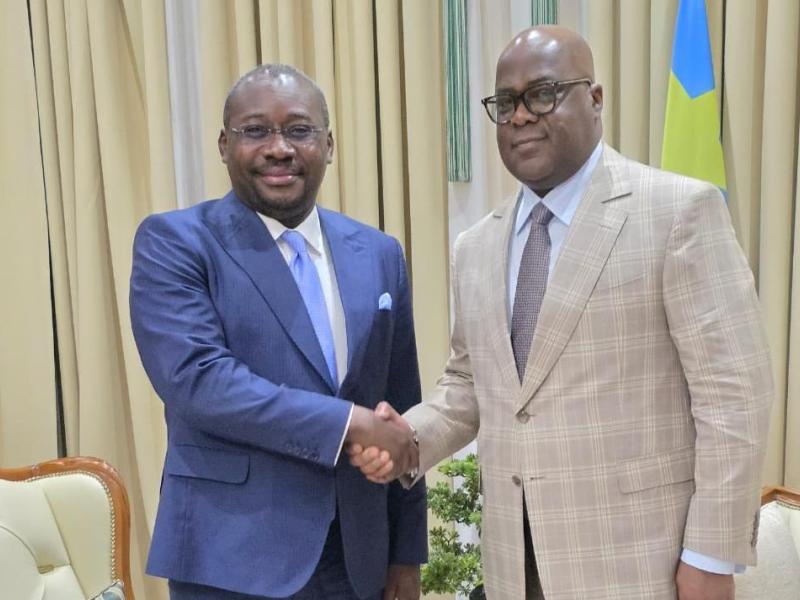 Une poignée de mains entre le Président de la République Félix-Antoine Tshisekedi Tshilombo et Guy Loando Mboyo, ministre des Relations avec le parlement.