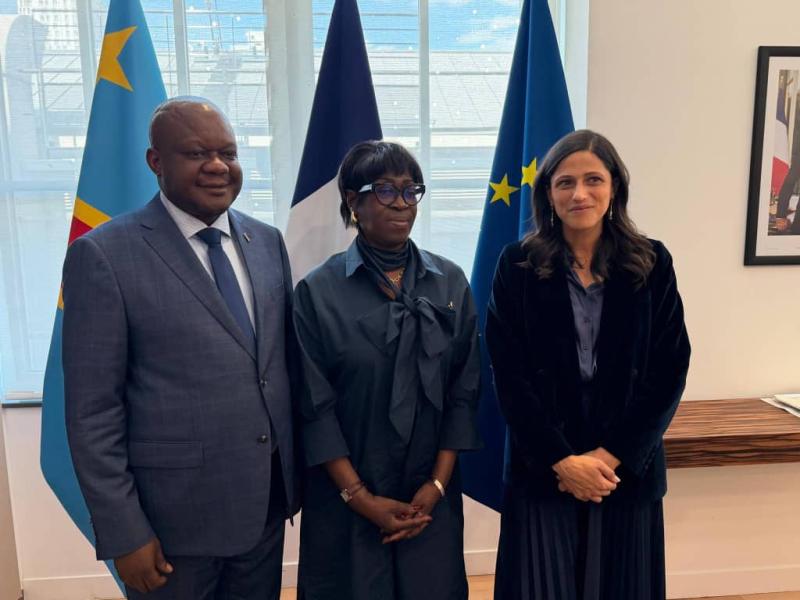 Le ministre délégué près le ministre des Affaires étrangères, chargé de la Francophonie et de la Diaspora congolaise, Crispin Mbandu et son homologue française Eléonore Caroit ainsi que Juliana Amato Lumumba au milieu