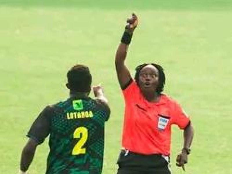 Le défenseur de VClub en dispute avec l'arbitre du match. [Photo d'illustration]