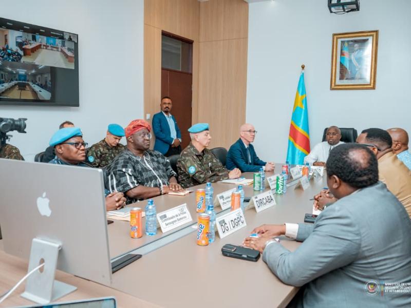 Le VPM Jacquemain Shabani réunit les gouverneurs du Nord-Kivu et de l’Ituri ainsi que la MONUSCO autour de l’impact sécuritaire de l’épidémie d’Ebola en RDC.