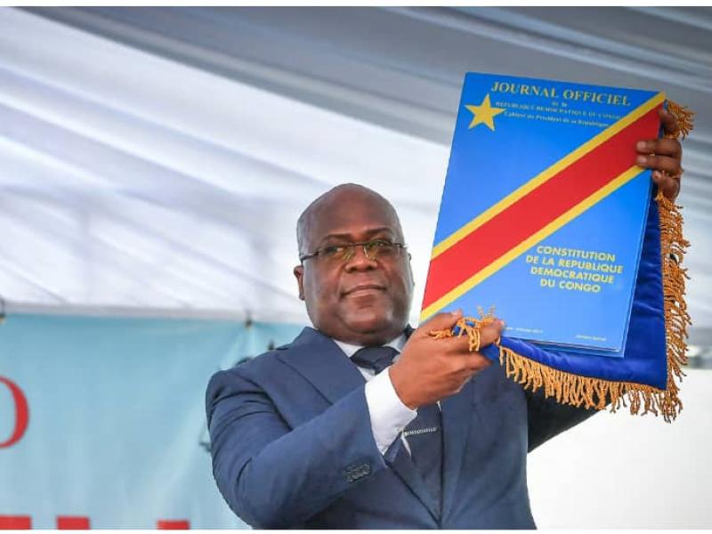 Le président Félix Tshisekedi brandissant la constitution de la RDC [photo d’illustration]