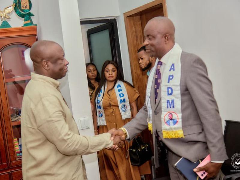 Le premier vice-président de l’APDM en poignée de main avec Augustin Kabuya, président ai de l’Udps.
