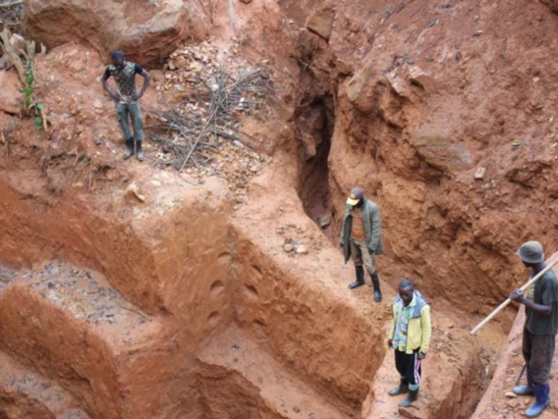 Des creuseurs artisanaux dans une mine d'or au Nord-Kivu [photo d'illustration]