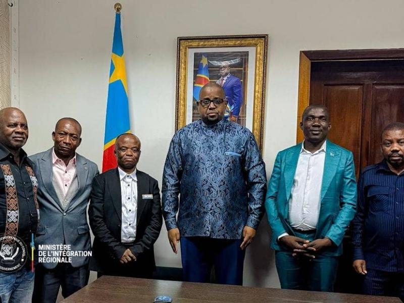 Le ministre de l'Intégration régionale, Floribert Anzuluni et une délégation des élus provinciaux du territoire de Fizi dans le Sud-Kivu