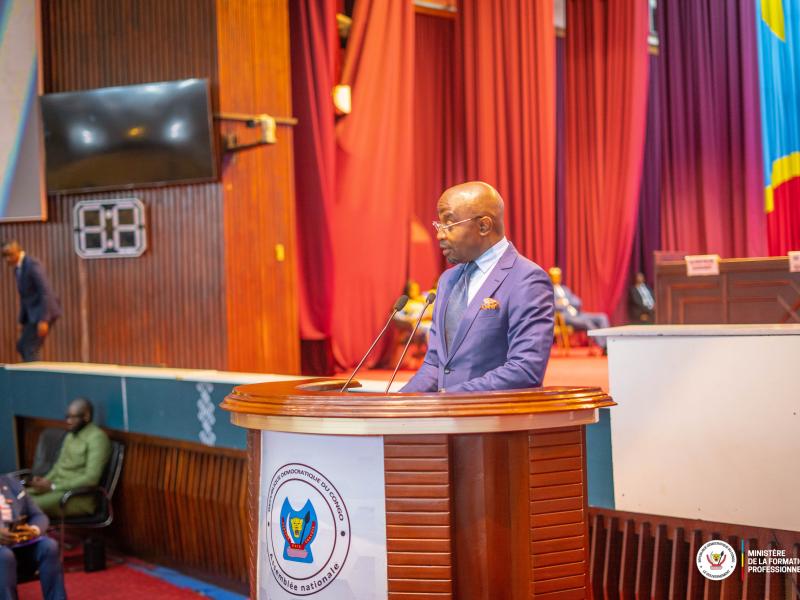 Marc Ekila Likombo, ministre d'État, ministre de la Formation professionnelle, devant les élus du peuple