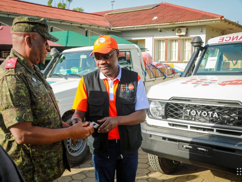 Le Gouverneur de l’Ituri, le lieutenant-général Johny Luboya Nkashama, reçoit la clé de l’ambulance remise par UNFPA [Photo d’illustration]
