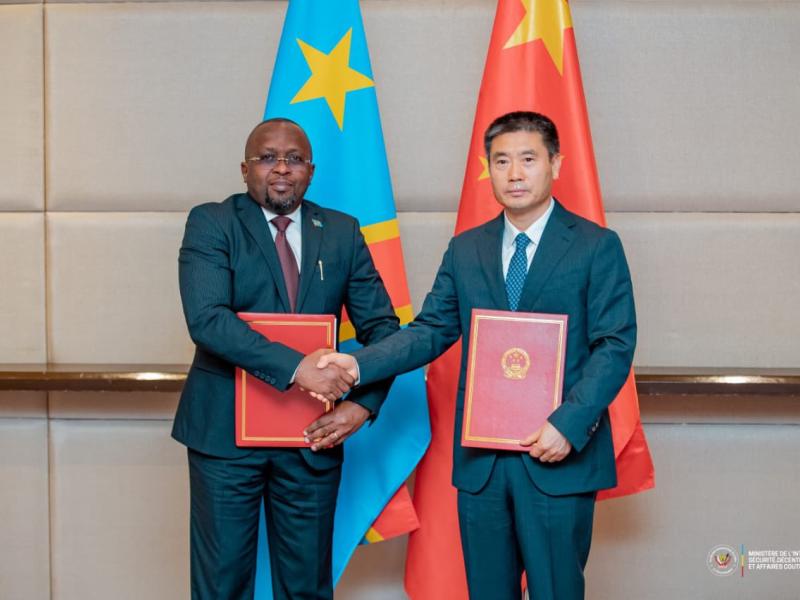 Le VPM en charge l'Intérieur, Jacquemain Shabani Lukoo, et le ministre chinois de la Sécurité, Wang Xiaohong , lors de la signature d'un accord de coopération en matière de la loi et de sécurité publique