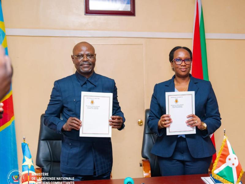 Le VPM de la Défense nationale, Guy Kabombo et son homologue burundaise, Marie Chantal Nijimbere [photo d'illustration]