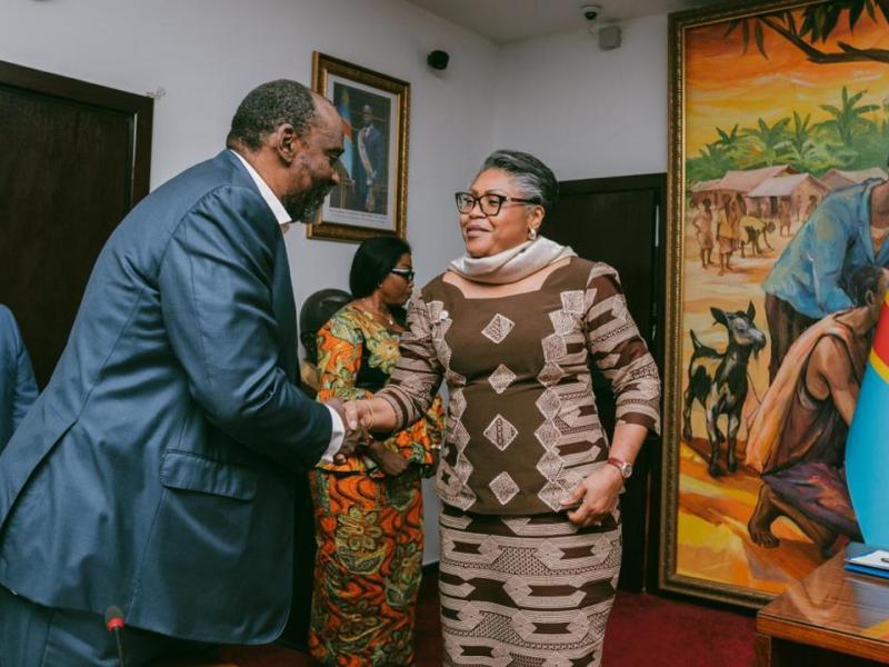 Poignée de main entre la Première ministre Judith Suminwa et un de ses hôtes