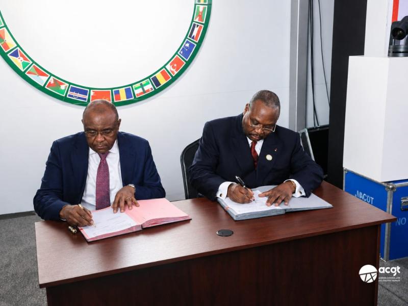 Le ministre des Transport, Jean-Pierre Bemba, et sin homologue du Congo-Brazzaville, Jean-Jacques Bouya