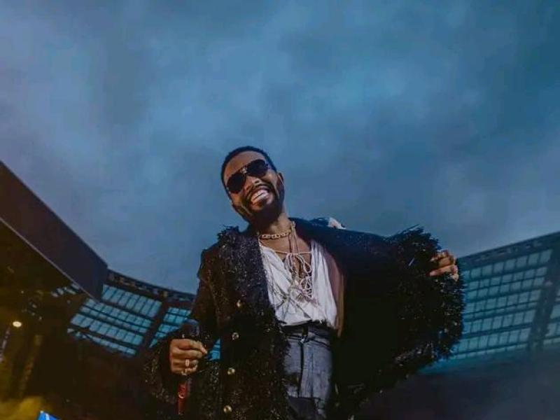 Fally Ipupa lors de son second concert au Stade de France.