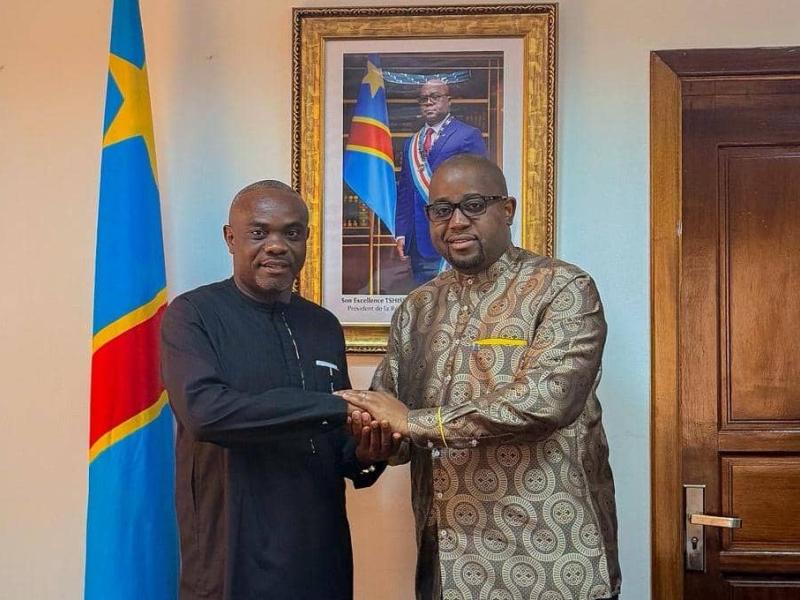 Le ministre de l'Intégration régionale Floribert Anzuluni et le vice-gouverneur du Sud-Kivu, Jean Jacques Elakano, lors d'une rencontre à Kinshasa