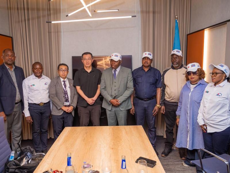 De gauche à droite, le représentant de la coopération internationale japonaise (JICA) avec tout son staff et le Directeur général de l’INPP, Stanislas Tshimanga, avec les membres du comité de gestion