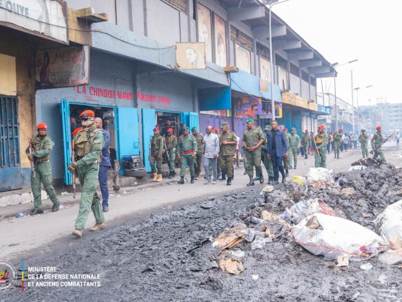 Le VPM de la Défense Guy Kabombo lors d'une inspection ce jeudi 28 mai aux alentours de Zando à Kinshasa