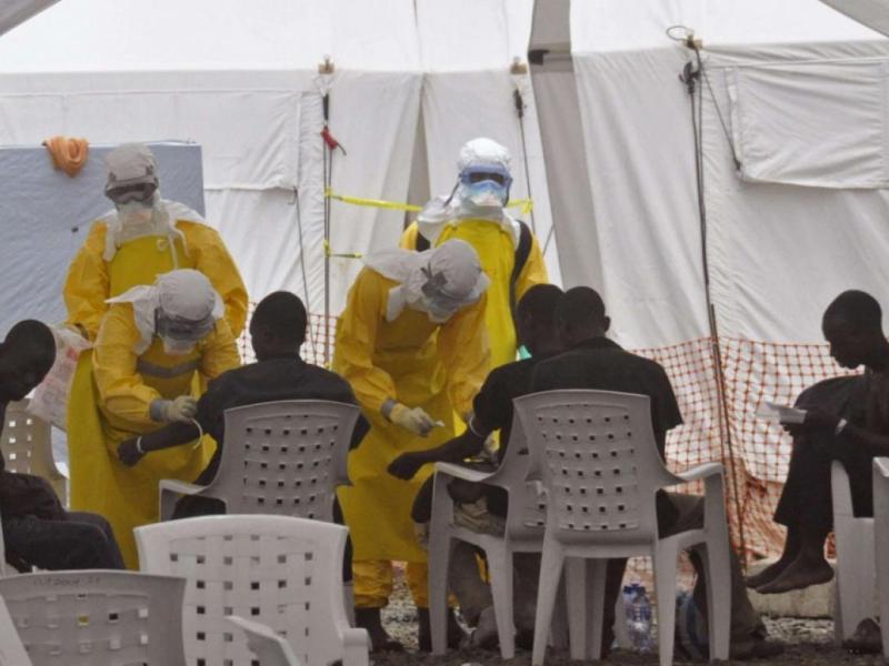 Des aides sanitaires s'occupent de patients ayant contracté le virus Ebola dans une clinique [photo d’illustration]