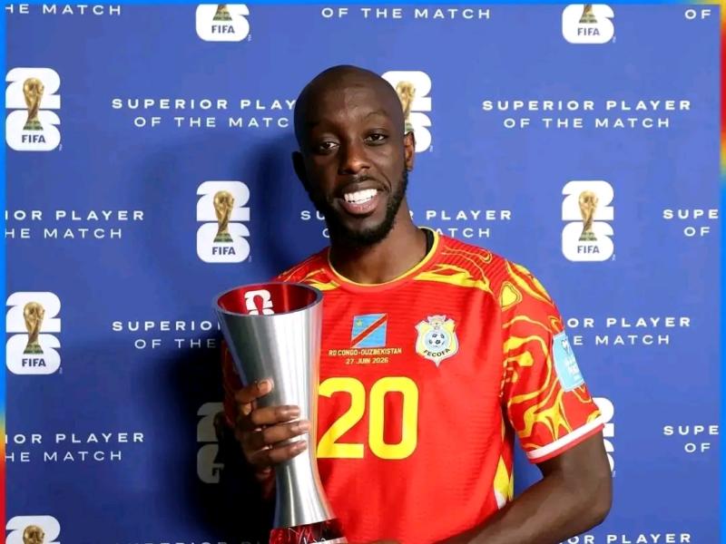 Yoane Wissa recevant son trophée d’homme du match contre l’Ouzbékistan 